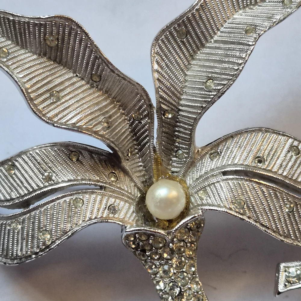 Vintage Les Bernard silver tone flower brooch